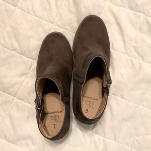 Women’s ankle booties 2 1/2 inch wedge. Side zipper. Size 7 and 8